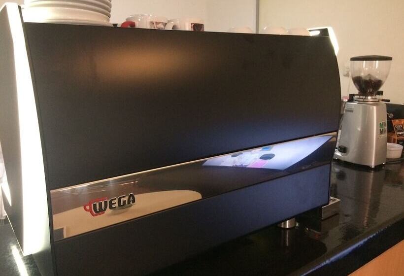 غرفة عائلية, Country Capital Motel