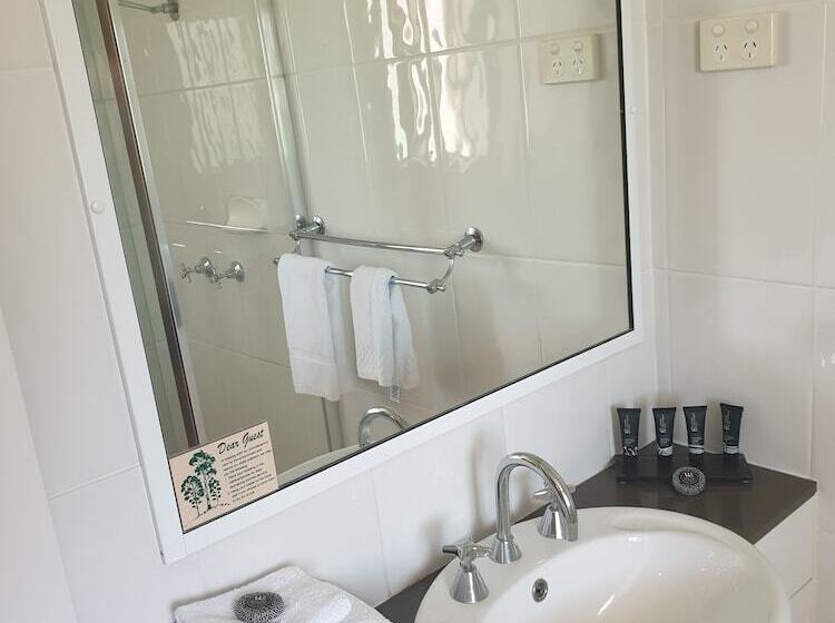 غرفة عائلية, Country Capital Motel