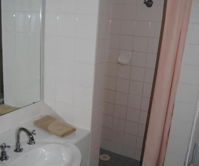 Номер Стандарт, Airlie House Motor Inn