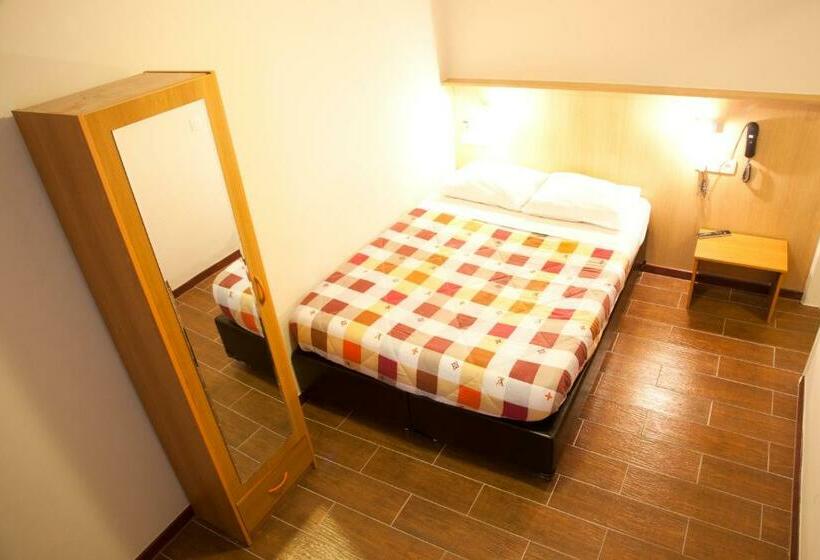 اتاق استاندارد یک نفره, Barry