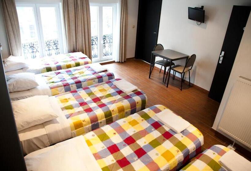 Economy Quadruple Room, Barry