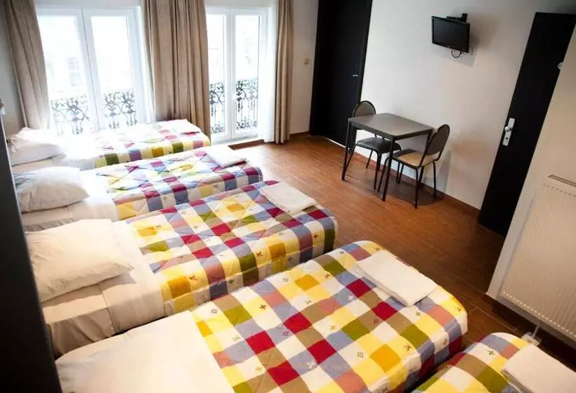 Economy Quadruple Room, Barry