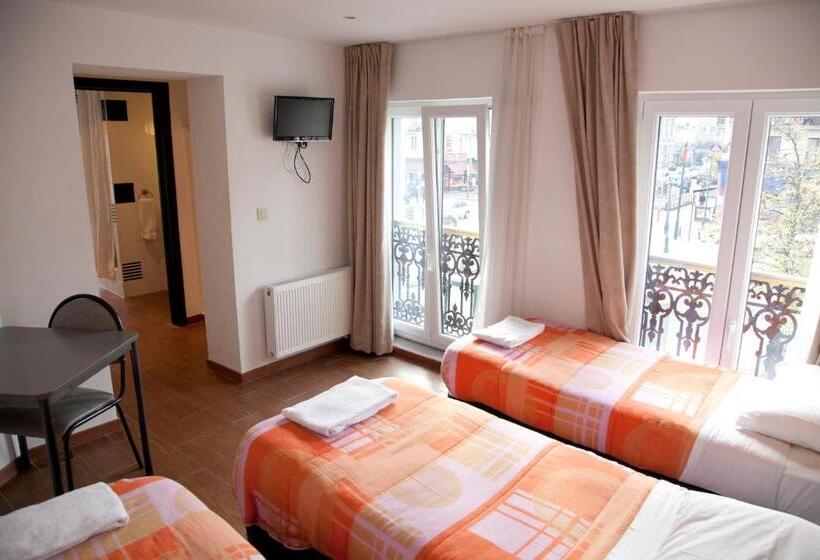 Economy Triple Room, Barry