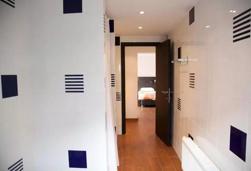 Economy Triple Room, Barry