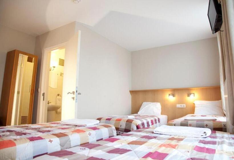 Economy Triple Room, Barry