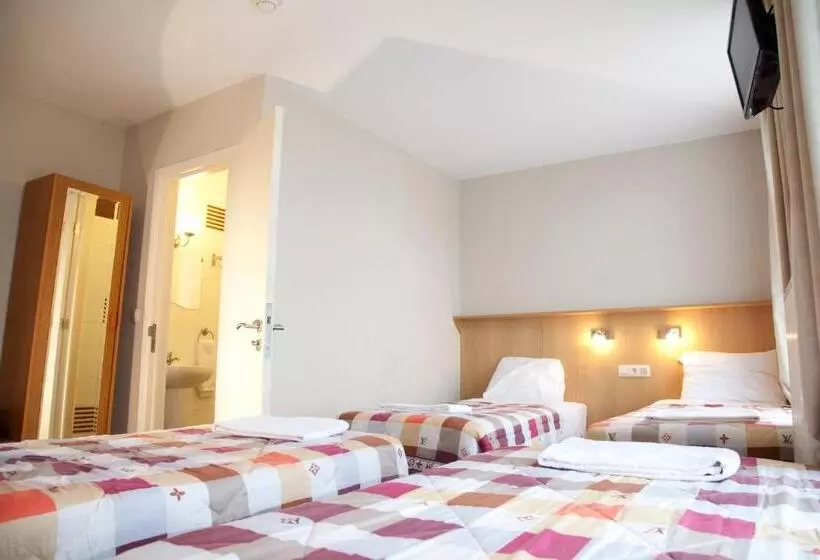 Economy Triple Room, Barry