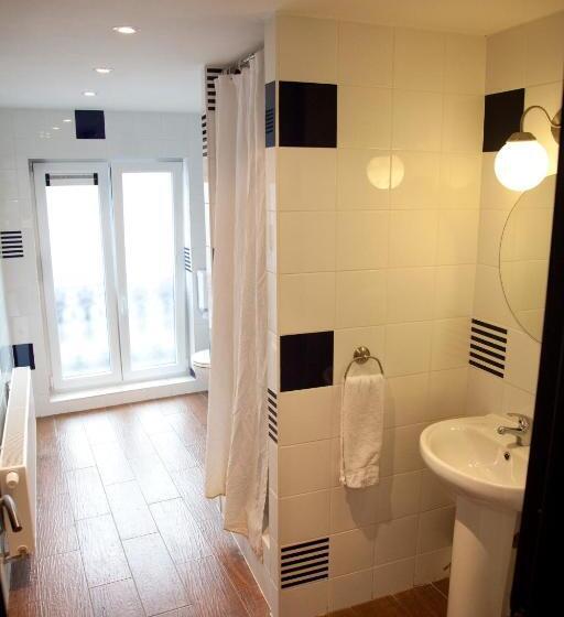 Economy Triple Room, Barry