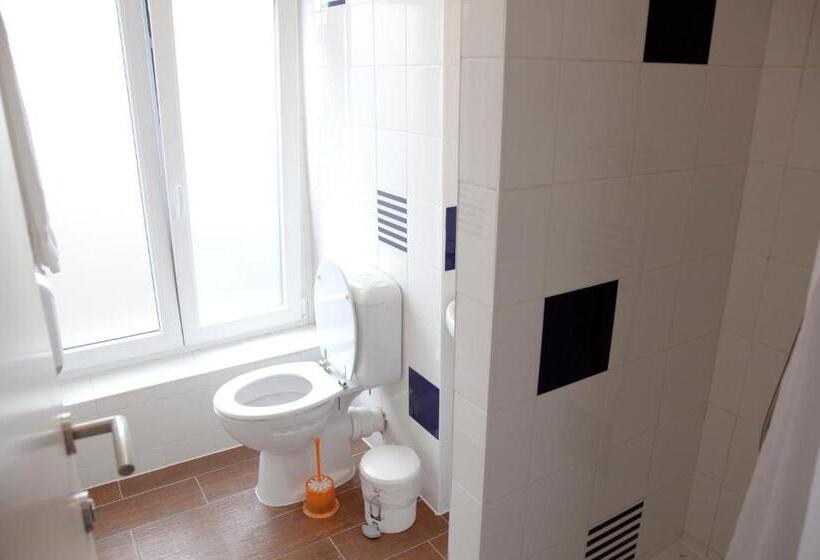 Economy Triple Room, Barry