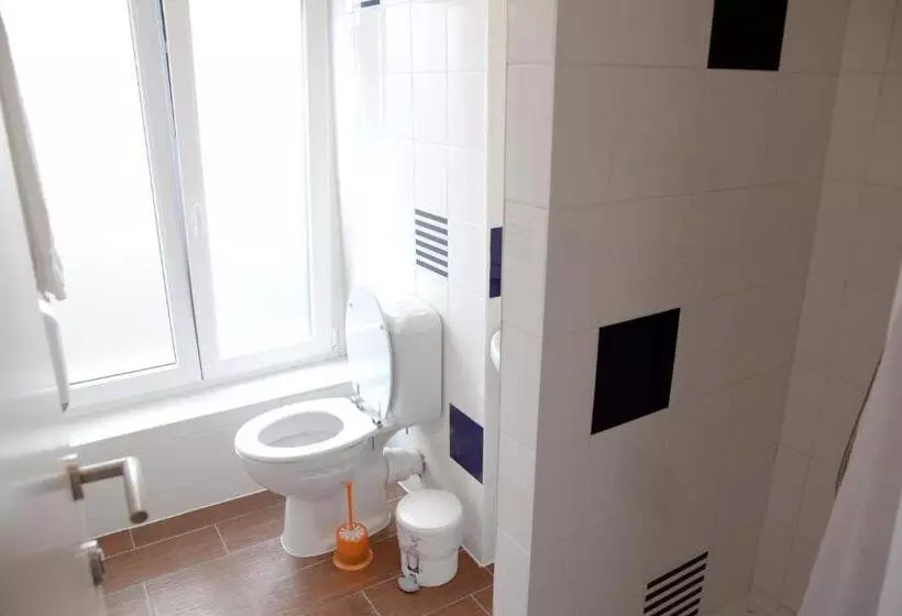Economy Triple Room, Barry