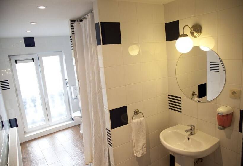 Economy Triple Room, Barry