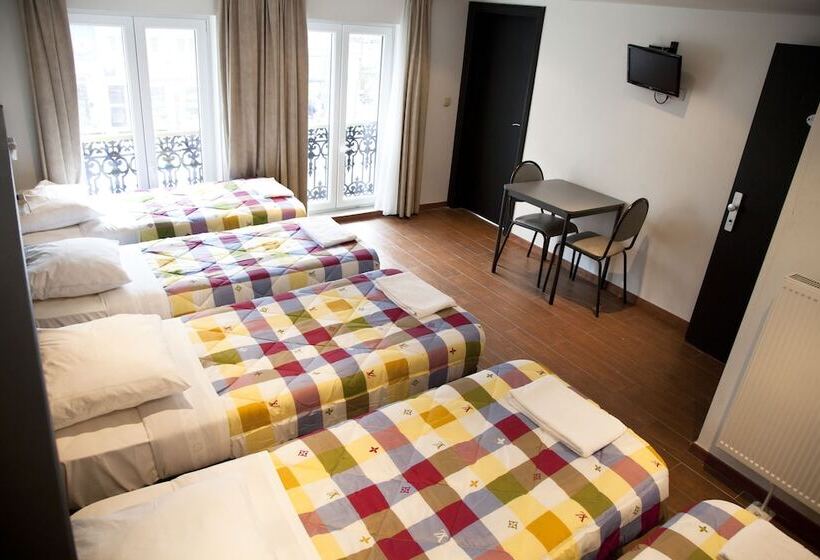 Economy Quadruple Room, Barry