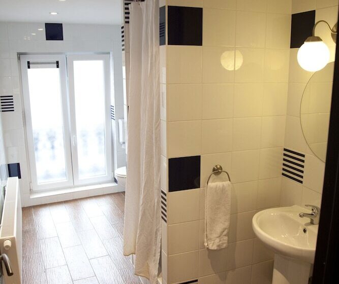 Economy Quadruple Room, Barry