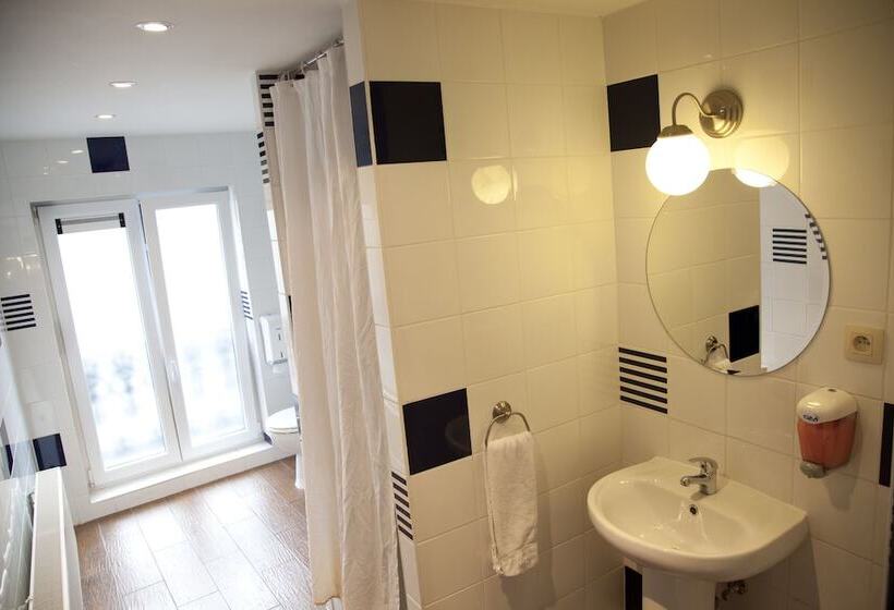 Economy Triple Room, Barry