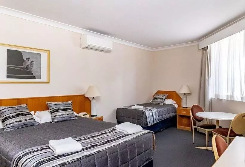 Standard-invahuone, Charbonnier Motor Inn