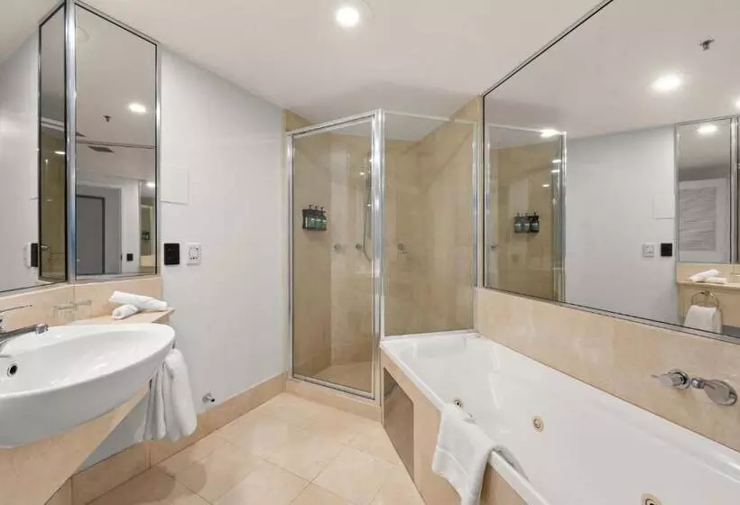 سوئیت جونیور پریمیوم, Crowne Plaza Surfers Paradise, An Ihg