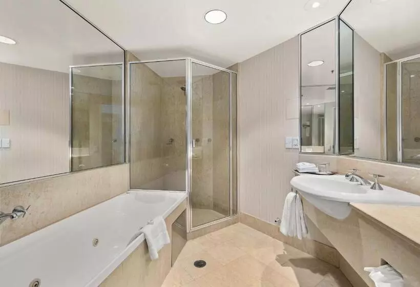 اتاق استاندارد با چشمانداز دریا, Crowne Plaza Surfers Paradise, An Ihg