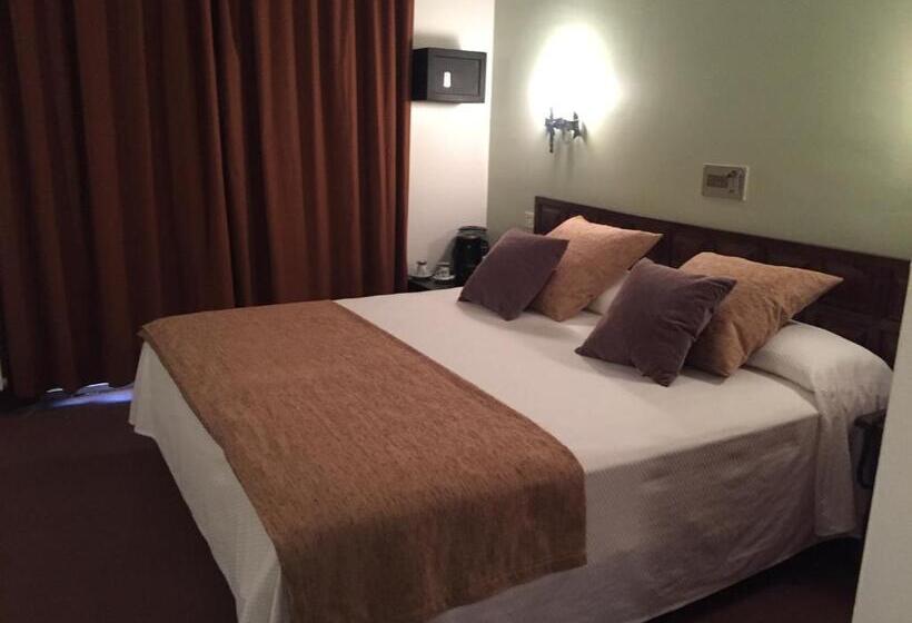 اتاق استاندارد سه نفره, Folch