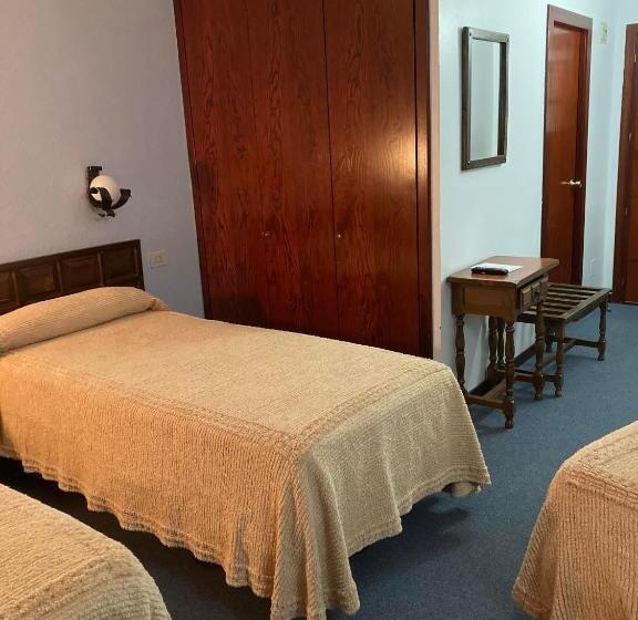 اتاق استاندارد سه نفره, Folch