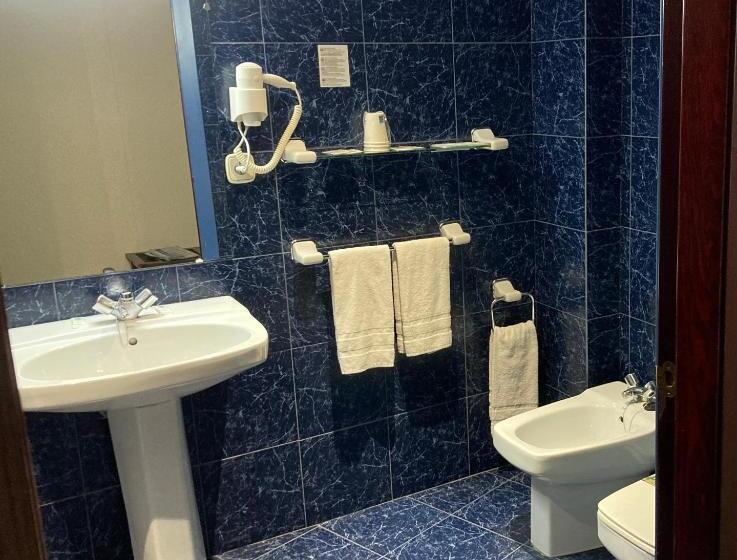 اتاق استاندارد سه نفره, Folch