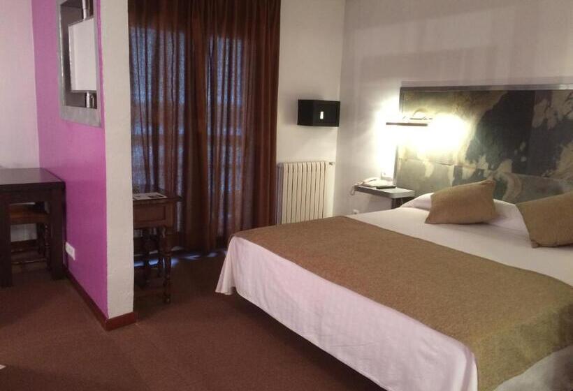 اتاق استاندارد چهار تخته, Folch