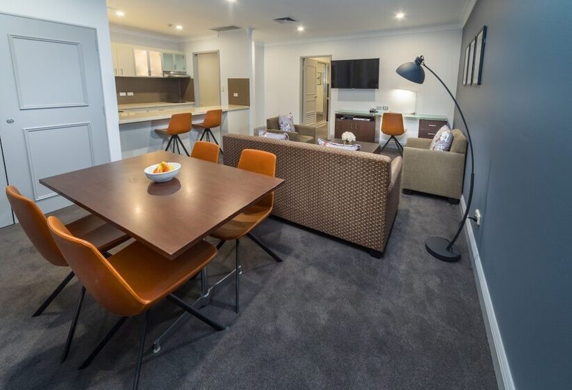 شقة غرفتين, Hyde Park Inn