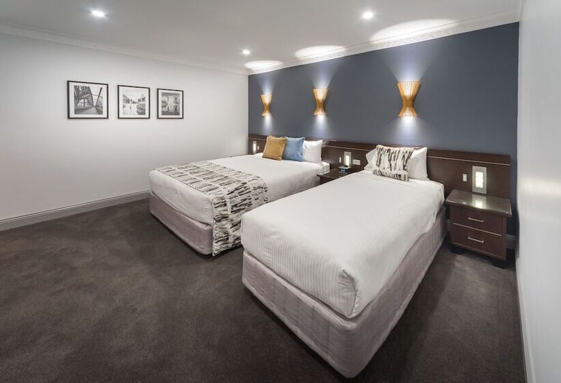 شقة غرفتين, Hyde Park Inn