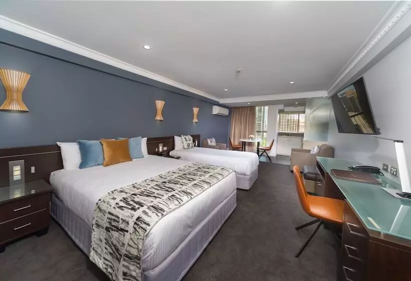 استودیوی لوکس, Hyde Park Inn