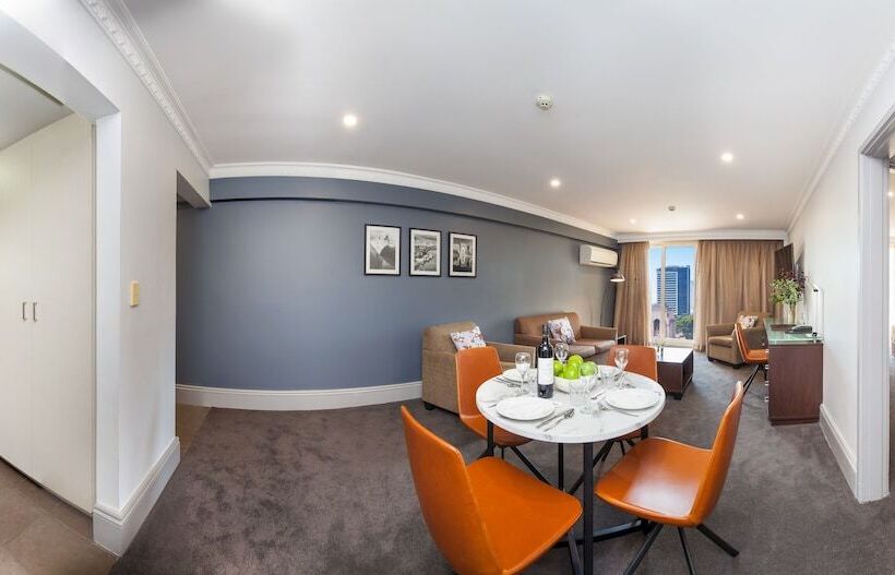 شقة غرفتين, Hyde Park Inn