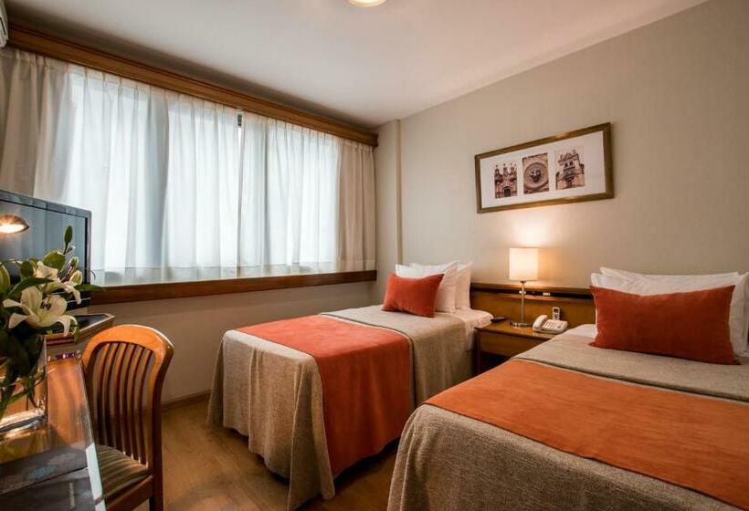 חדר אקזקיוטיב לשלושה, Solans Carlton