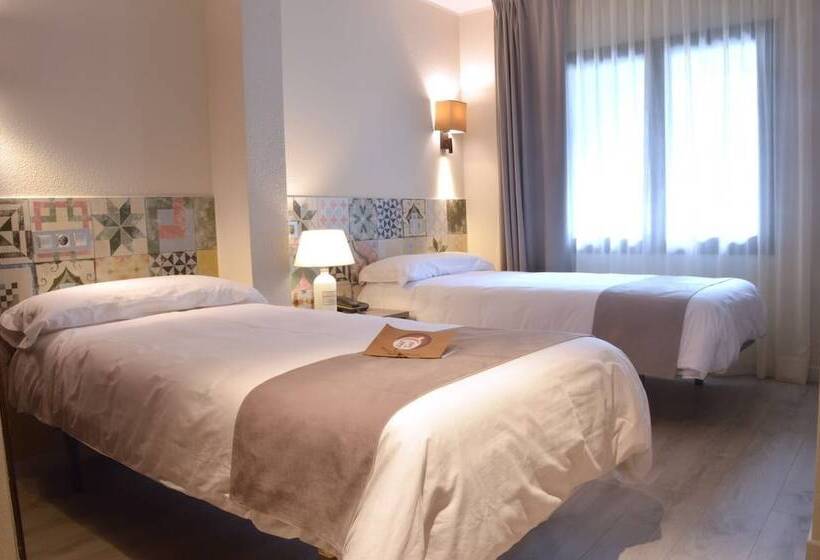 اتاق استاندارد سه نفره, Tudel