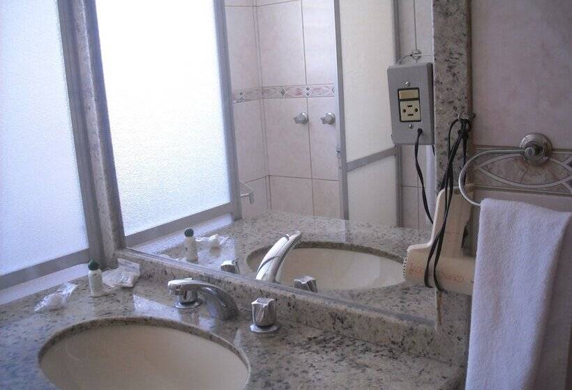 수피리어 룸, Bucsky