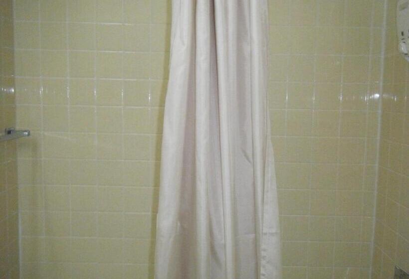 带2个双人床的标准工作室, Claymore Inn And Suites