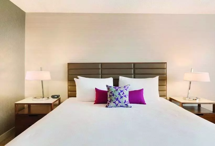اتاق پرمیوم, Coast Edmonton Plaza Hotel By Apa