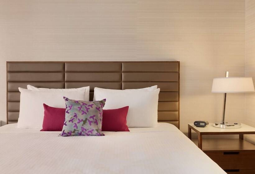 プレミアムルーム, Coast Edmonton Plaza Hotel By Apa