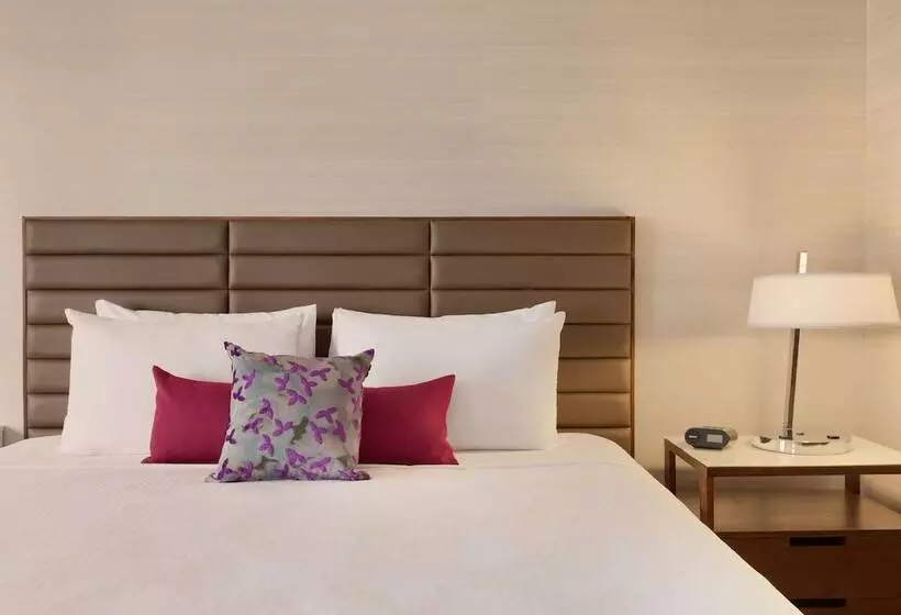 اتاق پرمیوم, Coast Edmonton Plaza Hotel By Apa