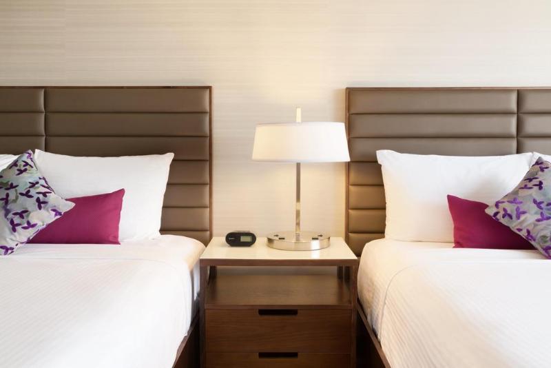 带特大床的标准间, Coast Edmonton Plaza Hotel By Apa