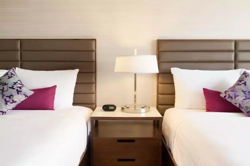 اتاق استاندارد با تخت دو نفره بزرگ, Coast Edmonton Plaza Hotel By Apa