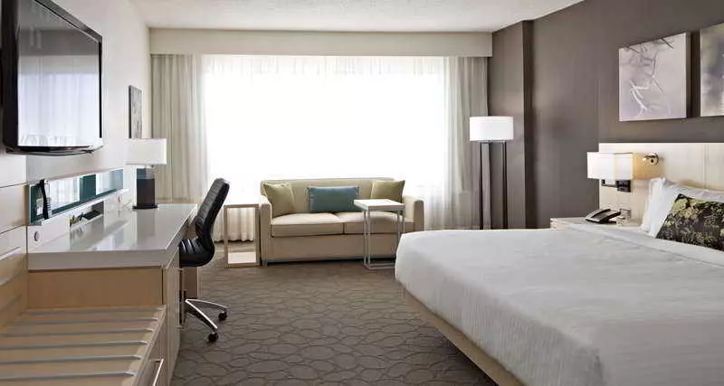 キングサイズベッドのスタンダードルーム, Delta Hotels By Marriott Edmonton South Conference Centre