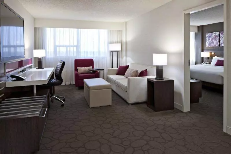 キングサイズベッドのスタンダードルーム, Delta Hotels By Marriott Edmonton South Conference Centre