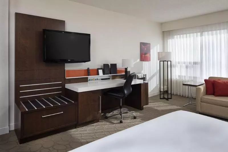 キングサイズベッドのスタンダードルーム, Delta Hotels By Marriott Edmonton South Conference Centre