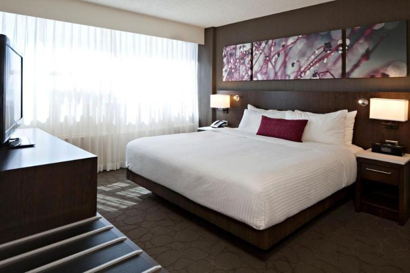 キングサイズベッドのスタンダードルーム, Delta Hotels By Marriott Edmonton South Conference Centre