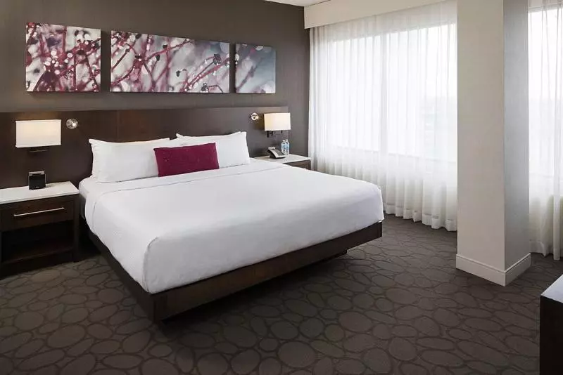 キングサイズベッドのスタンダードルーム, Delta Hotels By Marriott Edmonton South Conference Centre
