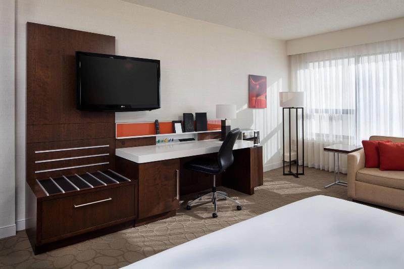 キングサイズベッドのスタンダードルーム, Delta Hotels By Marriott Edmonton South Conference Centre