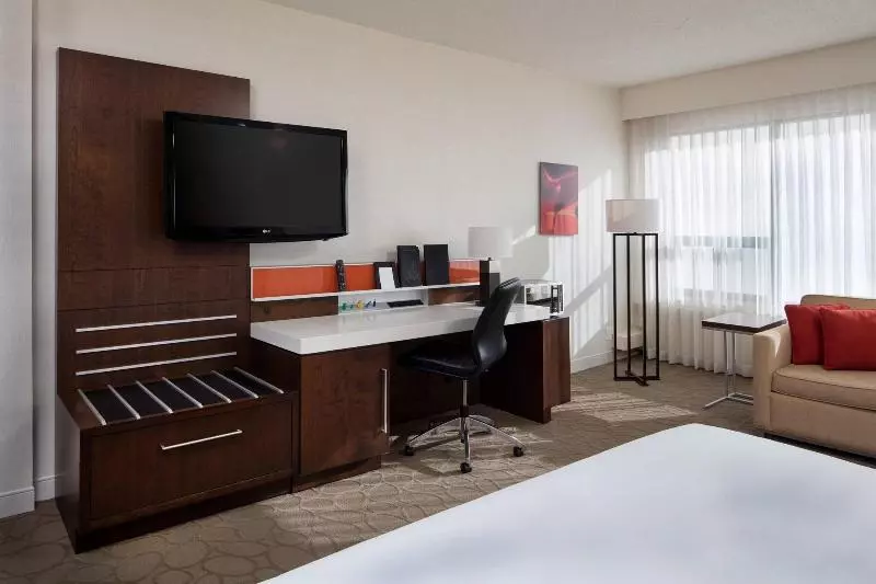 キングサイズベッドのスタンダードルーム, Delta Hotels By Marriott Edmonton South Conference Centre