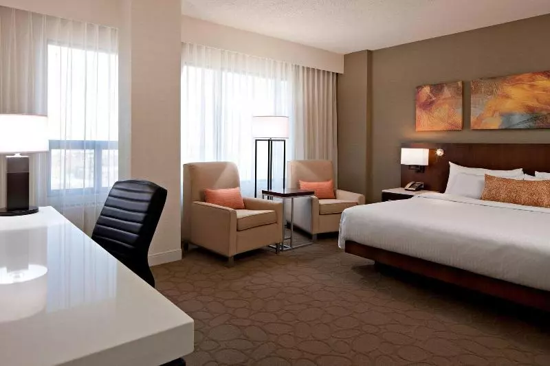 キングサイズベッドのデラックスルーム, Delta Hotels By Marriott Edmonton South Conference Centre