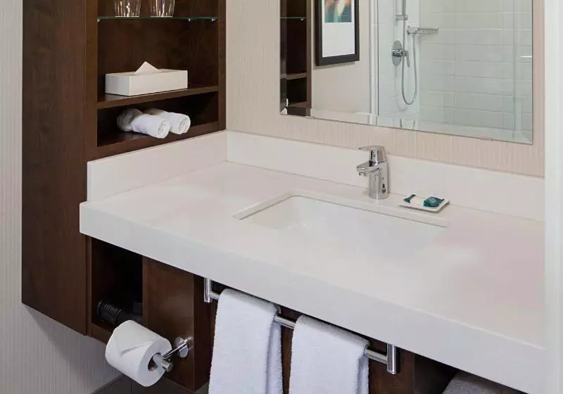 キングサイズベッドのデラックスルーム, Delta Hotels By Marriott Edmonton South Conference Centre