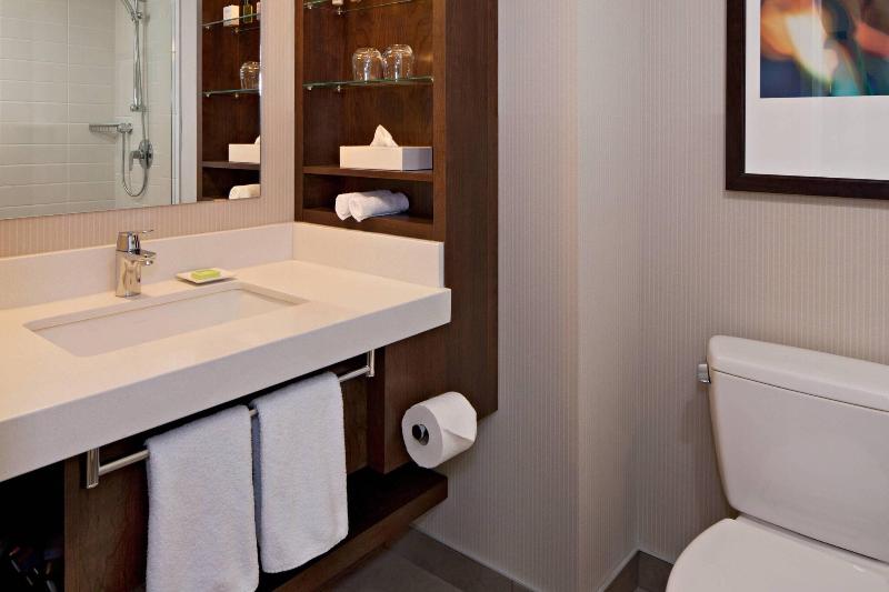 キングサイズベッドのデラックスルーム, Delta Hotels By Marriott Edmonton South Conference Centre