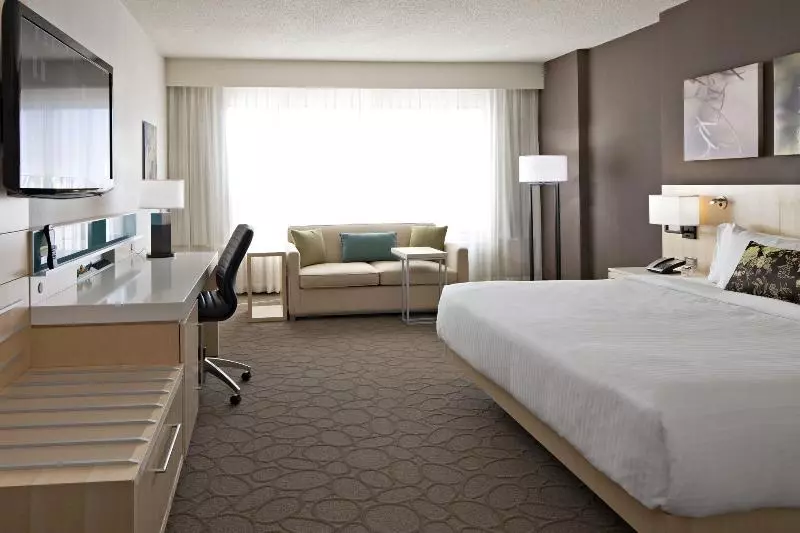 キングサイズベッドのデラックスルーム, Delta Hotels By Marriott Edmonton South Conference Centre
