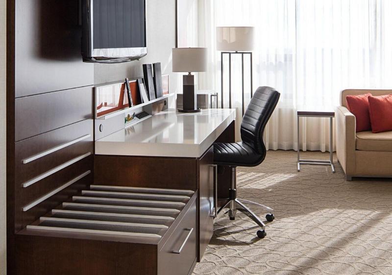 キングサイズベッドのデラックスルーム, Delta Hotels By Marriott Edmonton South Conference Centre