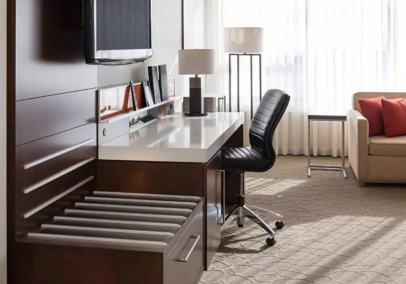 キングサイズベッドのデラックスルーム, Delta Hotels By Marriott Edmonton South Conference Centre